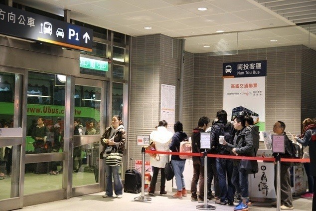 日月潭交通 : 在高鐵台中站1樓5號出口旁的南客運櫃台，買完票後直接在5號門口外就可以上台灣好行日月潭線了
