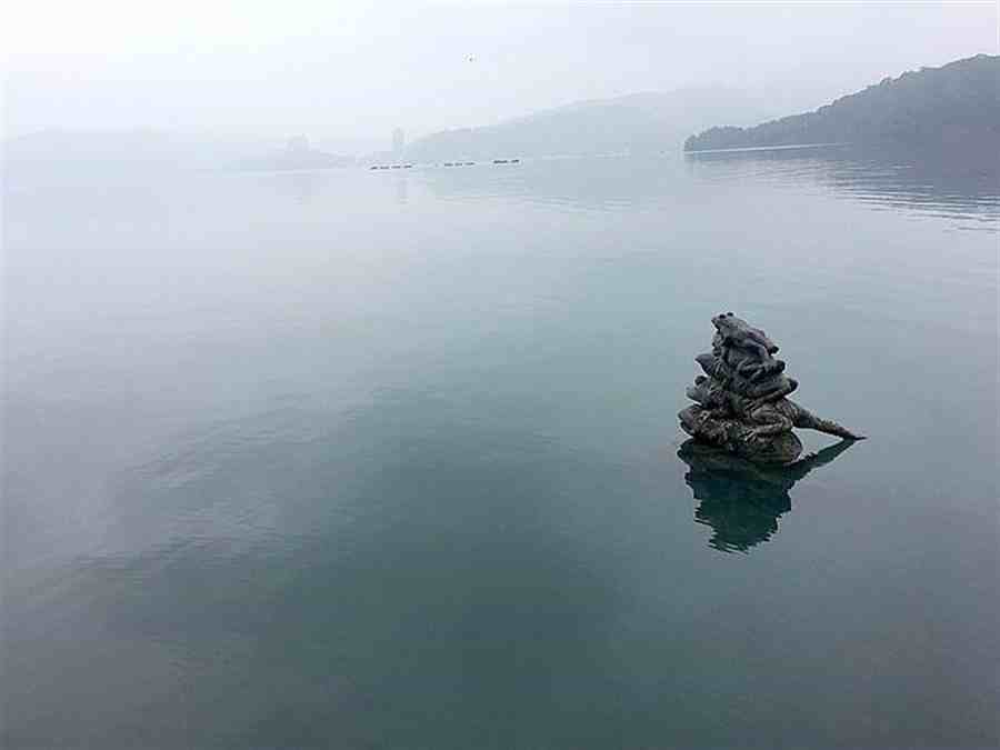 日月潭著名的九蛙疊像-雨季來臨湖水滿時，青蛙會全部沈入水底