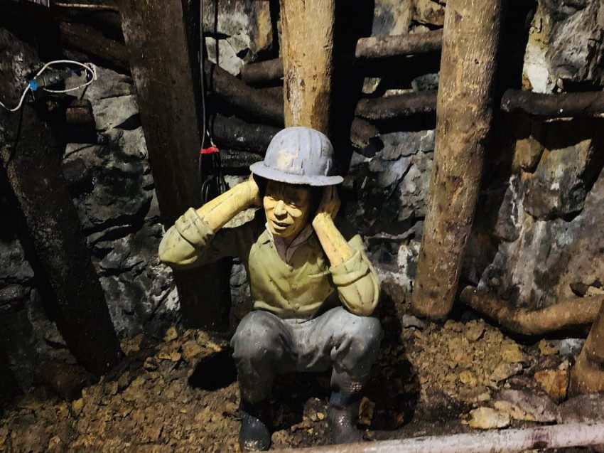 礦坑爆破作業，礦工驚恐的表情