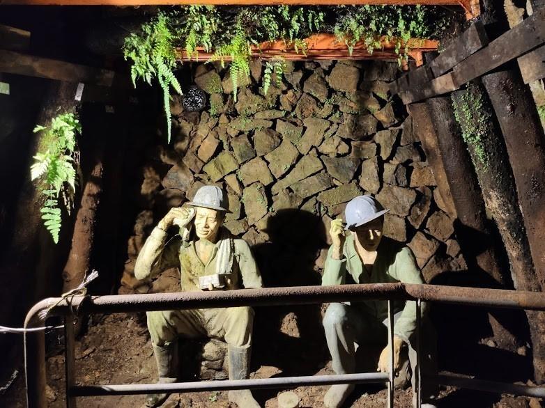 礦坑內礦工正在吃著礦工便當