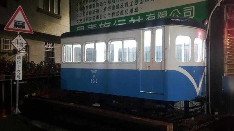 自嘲「憨人買火車」的陳朝強，21日將讓台糖135巡道車開進埔里鎮廣成里。（陳朝強提供）