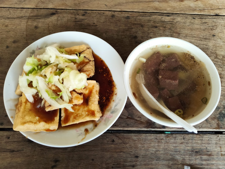集集火車站附近的阿嬤臭豆腐、豬血湯，推薦在地美食料理