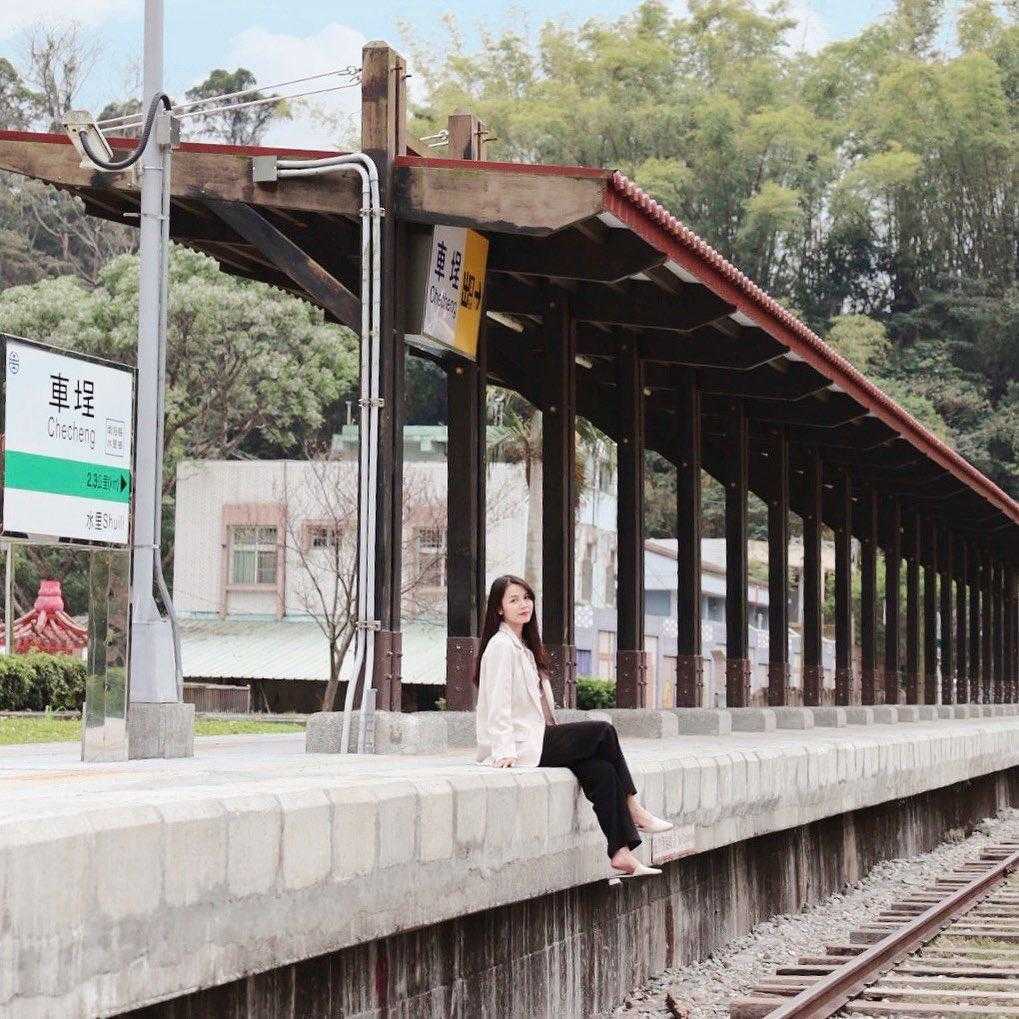 來場日式風情的車埕一日遊，必玩路線、美拍景點、美食推薦都在這 早期台灣因為各種傳統產業興盛而崛起的城鎮不少，例如大家熟悉的九份金瓜石因礦業興盛成為熱鬧的景點；那麼說到「糖業」與「林木業」，那就絕對不能不提起這座被遺忘的「車埕小鎮」，在日治時期的車埕可是「伐木加工的重鎮」，因此保留了過去懷舊的日式風情，來到此處就像世外桃源般，相信來過一次就會愛上這裡！