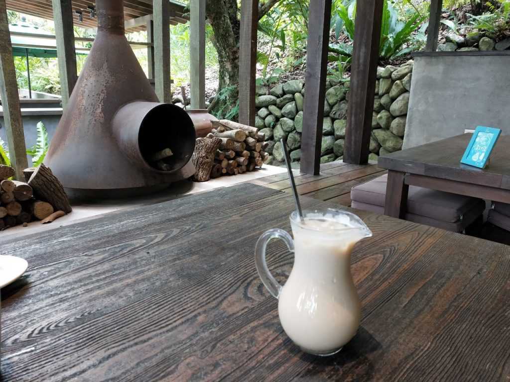 推薦來杯飲料吧！ 薰衣草奶茶，淡淡的薰衣草香，佐著濃濃奶香味 