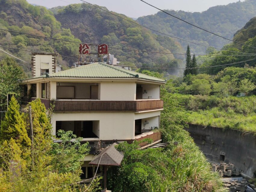 廬山老街上的溫泉旅館多數已停業