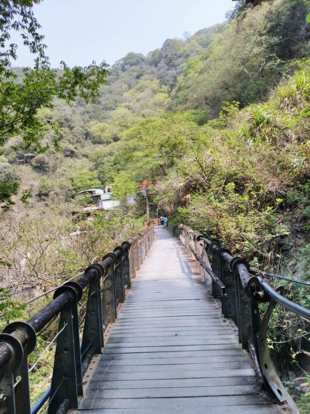廬山溫泉|探訪失落秘境,廬山老街現況還能去玩嗎|野溪泡湯、住宿推薦 2023 廬山溫泉頭步道
