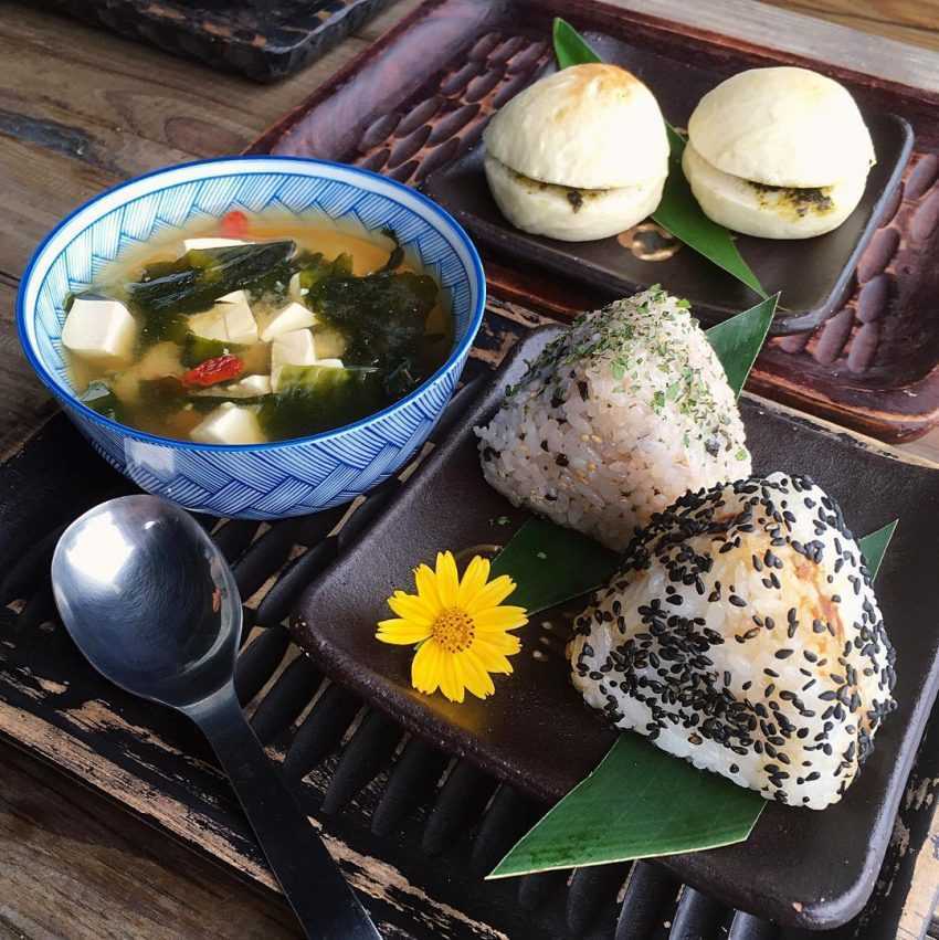 南投市美食 九份素食 | 吃素者福音! 精選 3 間素食料理餐廳、4 樣素食小吃 2025 九份金瓜石素食餐廳-山城食堂-IG_-yihui.sun-01