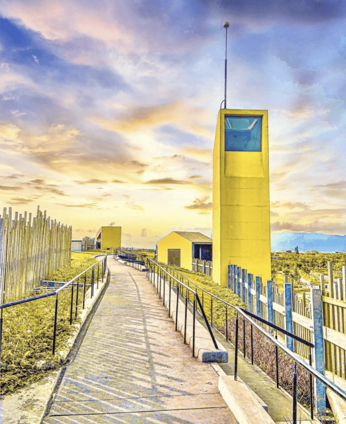 宜蘭景點推薦｜壯圍沙丘旅遊服務園區位於宜蘭台2線濱海公路旁，面積約4.8公頃的園區，是以沙丘為核心概念設計，規劃有遊客中心、沙丘展覽館及森林島嶼等空間。