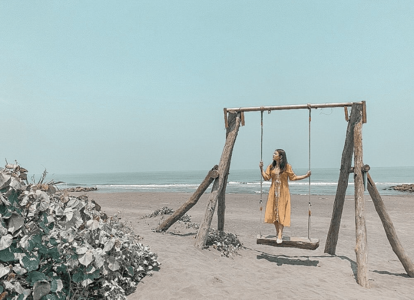 宜蘭景點｜壯圍海岸盪鞦韆｜在秘境沙灘上，踩著暖沙、晃著鞦韆，悠閒的觀浪望海，還能遠眺可愛的龜山島，真的超夢幻的！