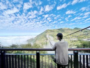 嘉義景點最知名就是阿里山了，阿里山景點太平雲梯是全台最高最長的景觀吊橋，雲海特別有名，附近還有太平老街美食、太興岩、雲之南道等嘉義梅山景點。以下小編就來告訴太平雲梯預約方式、太平老街美食推薦、以及整理太平雲梯景點，帶大家去嘉義阿里山太平雲梯一日遊。 太平雲梯,太平老街,梅山景點,嘉義梅山景點,太平雲梯一日遊,阿里山景點,阿里山,嘉義阿里山,阿里山太平雲梯,2023阿里山景點