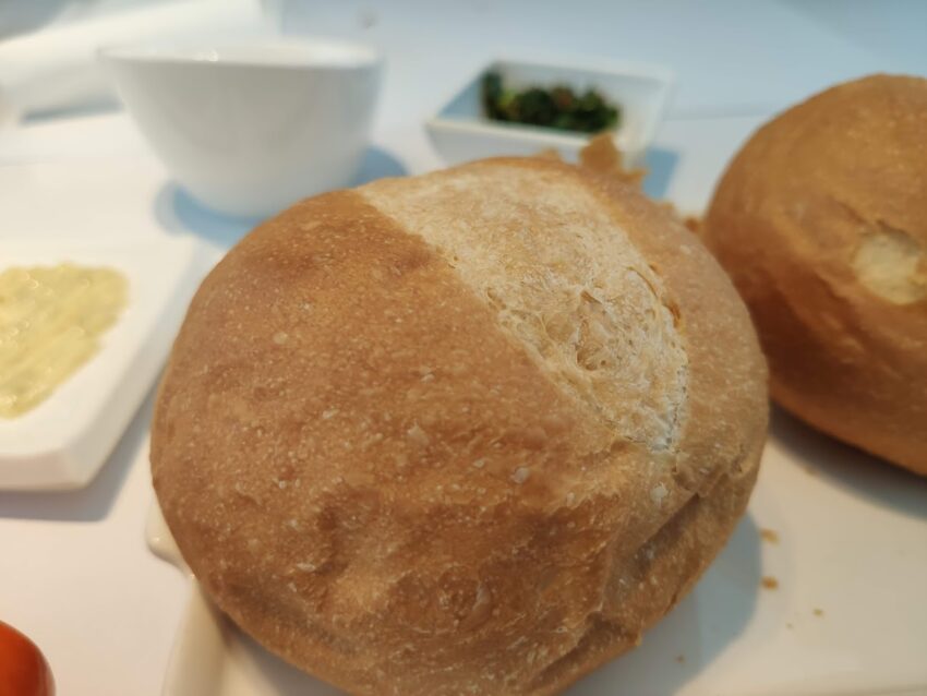 套餐所附的酥脆麵包,吃起來外酥內軟,香氣飽滿 套餐附贈的酥脆麵包,吃起來外酥內軟,香氣飽滿