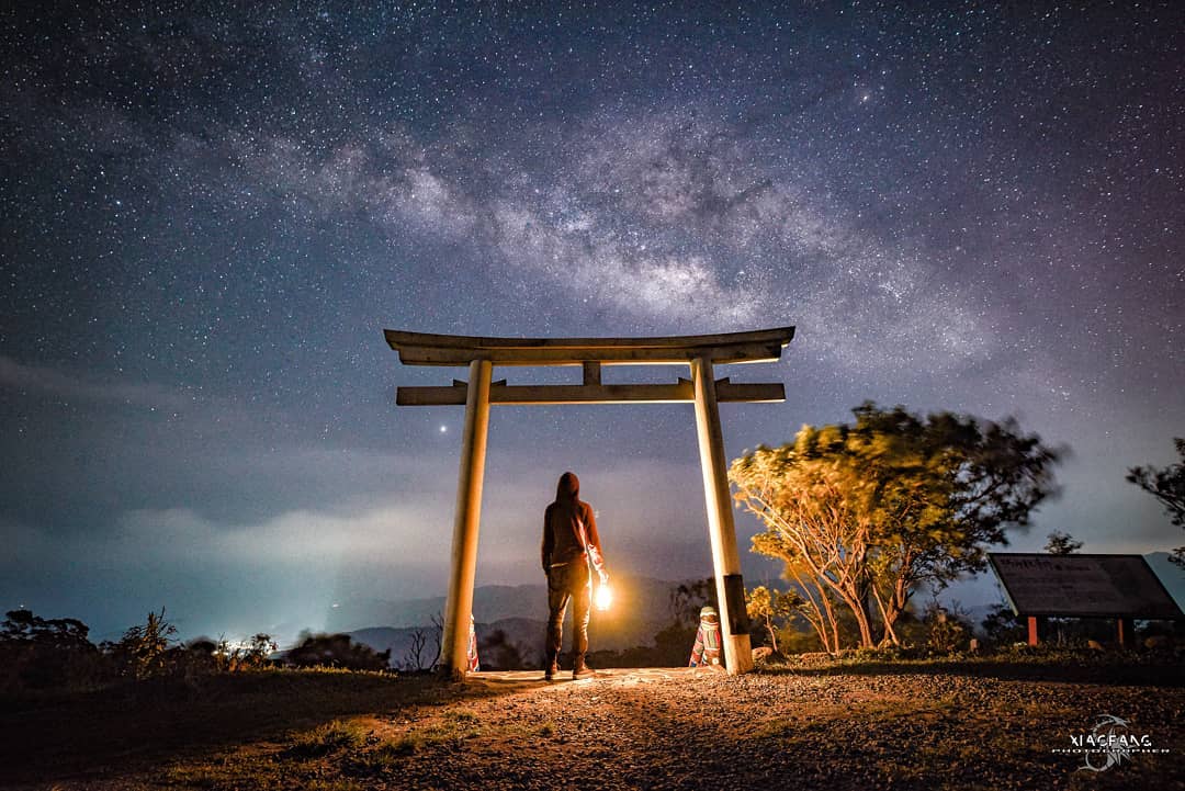 屏東一日遊景點｜牡丹景點｜高士神社最吸引遊客的便是它的巨大白色鳥居了，建立在山頂崖邊的鳥居，透過鳥居看出去是一望無際的山巒和海洋，景色開闊動人