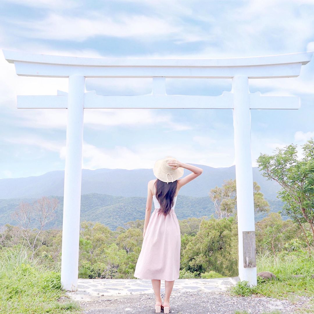 屏東一日遊景點｜屏東牡丹旅遊｜高士神社建於日治時期，至今已經80年了。由大片玻璃蓋成，與一般印象的傳統木造神社不同，美得好不真實。