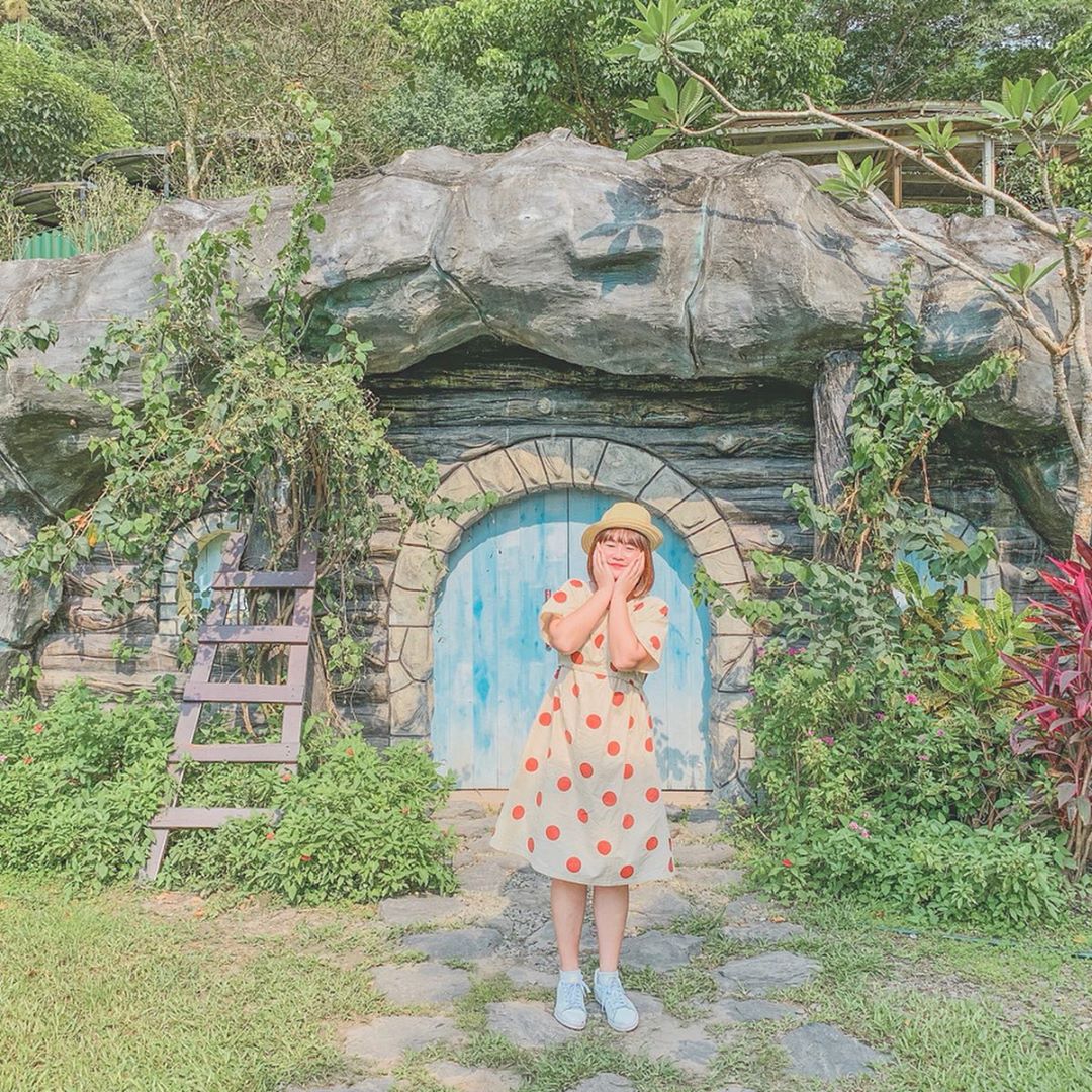 屏東景點推薦｜瑪家鄉一日遊｜涼山遊憩區有可愛的哈比屋、色彩繽紛的彩虹巴士站、彩虹階梯等造景，不僅能夠親近大自然，也能在IG放上可愛的打卡照！