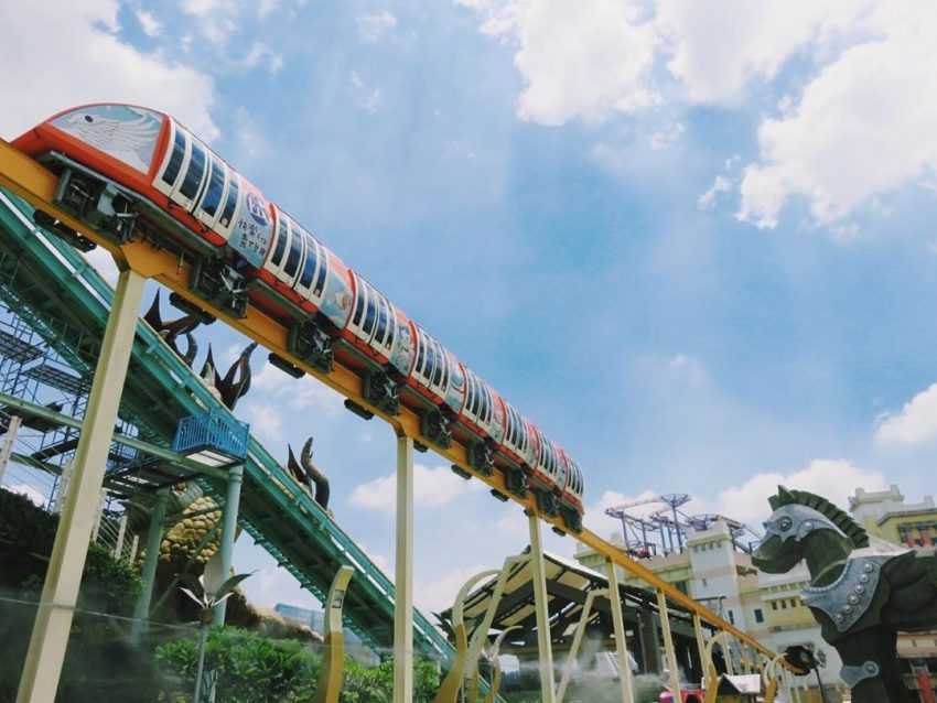高雄義大世界 | 必玩遊樂設施「城堡列車」,進樂園門口首先會遇到的就是這個有如迪士尼樂園般的遊園輕軌列車 高雄義大世界 | 必玩遊樂設施「城堡列車」,進樂園門口首先會遇到的就是這個有如迪士尼樂園般的遊園輕軌列車