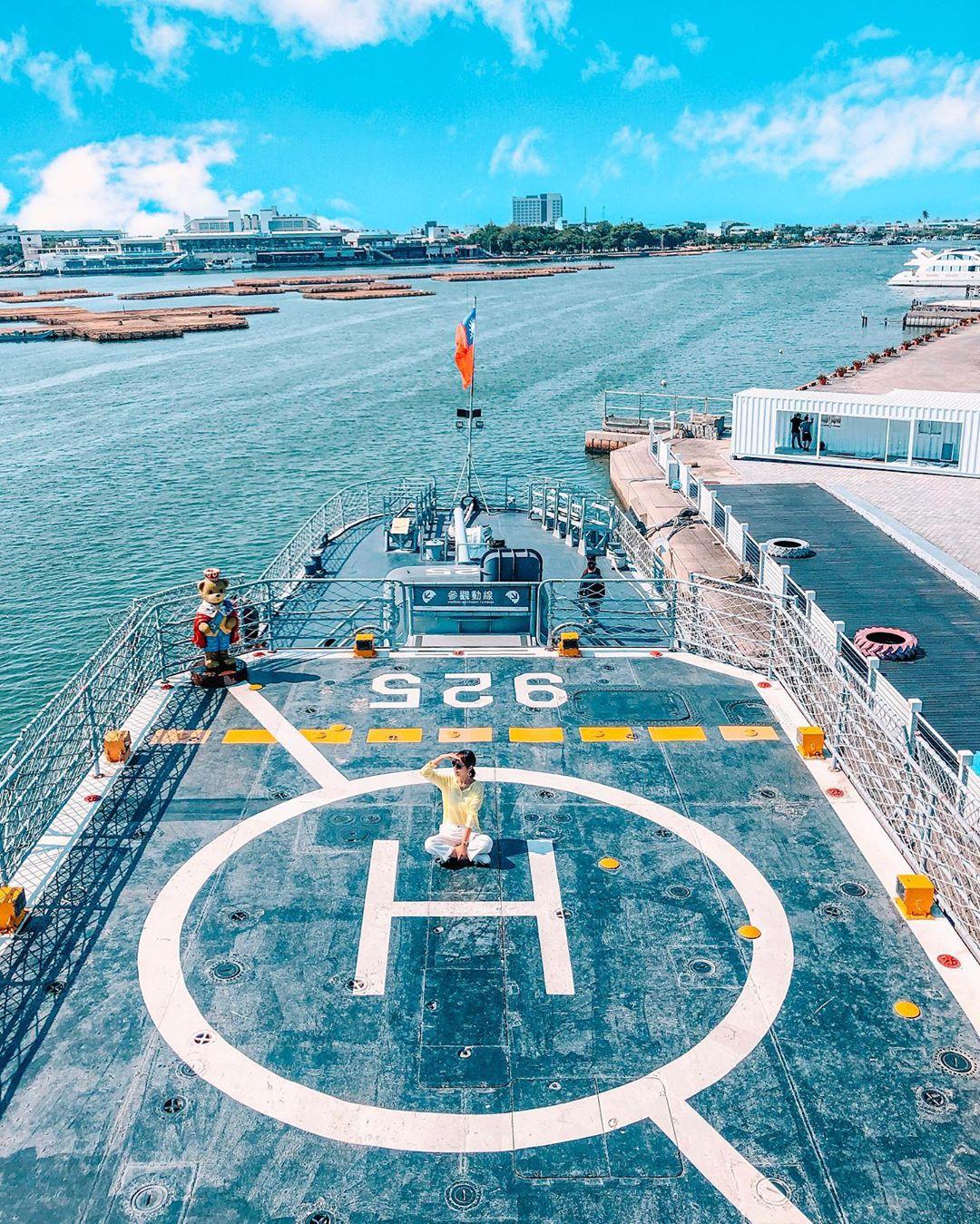 德陽艦原是美國的驅逐艦，於1945年正式下水服役，後在民國67年來到了台灣，來台服役了28年以後於民國94年除役，民國98年被移交到台南的定情碼頭，搖身一變成為了全台唯一一個軍艦博物館這個台南親子景點。軍艦上展示了砲台、直升機升降平台、魚雷發射管...等，遊客們還可以進入到駕駛艙，體驗當個艦長的滋味，不僅軍事迷在這裡流連忘返，民眾也可以在這裡一探海軍軍艦的神秘面貌，情侶更可以在這裡鎖上愛情鎖，讓德陽艦一同見證你們的愛情。