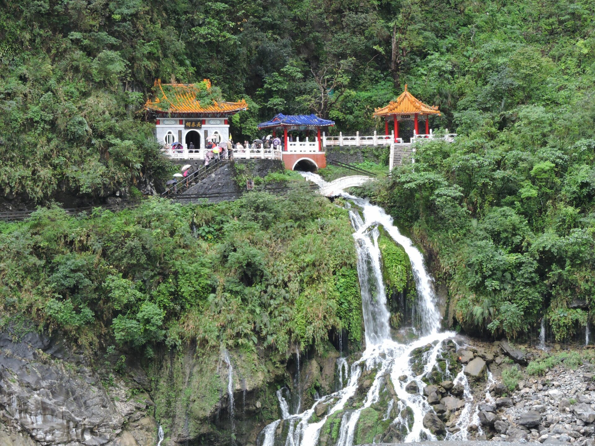 為了紀念開拓太魯閣而殉職的築路人所建的長春祠，嵌在山壁之上，中國園林形式的建築將這裡襯托得更加莊嚴，清澈的山泉水從山壁中流出，經過長春祠後形成一道壯麗的飛瀑，成為每個進太魯閣的旅客眼中最有意義的景點之一。