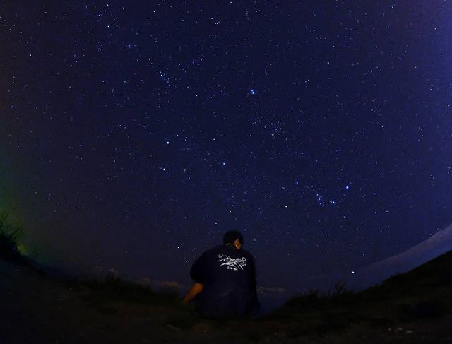 七星潭｜夜景、觀星 因為七星潭腹地廣闊，附近又沒有太多房子和店家的光害干擾，也讓七星潭成為很棒的觀星景點，一到夜晚，抬頭一看映入眼簾的是滿天星空，好不美麗。