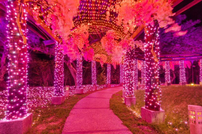 四重溪溫泉季|開幕日期、點燈時間|大型燈海與打卡裝置,視覺效果超級唯美浪漫,引起一波打卡熱潮。入夜後的溫泉公園,相當適合情侶約會走走,或是閤家泡足湯放鬆,一邊體驗溫泉魅力,還可以一邊賞燈、看夜景、散步溫泉公園唷! 四重溪溫泉季|開幕日期、點燈時間|大型燈海與打卡裝置,視覺效果超級唯美浪漫,引起一波打卡熱潮。入夜後的溫泉公園,相當適合情侶約會走走,或是閤家泡足湯放鬆,一邊體驗溫泉魅力,還可以一邊賞燈、看夜景、散步溫泉公園唷!