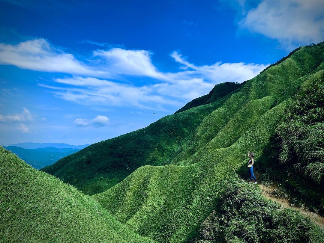 抹茶山｜宜蘭礁溪｜抹茶山的取名由來 抹茶山原本的名字並不是抹茶山，真正的名稱其實是宜蘭礁溪的郊山─「三角崙山」，它是雪山山脈自東北角起第二座1000公尺以上的山峰，也是蘭陽五大名山之一，亦為台灣小百岳。