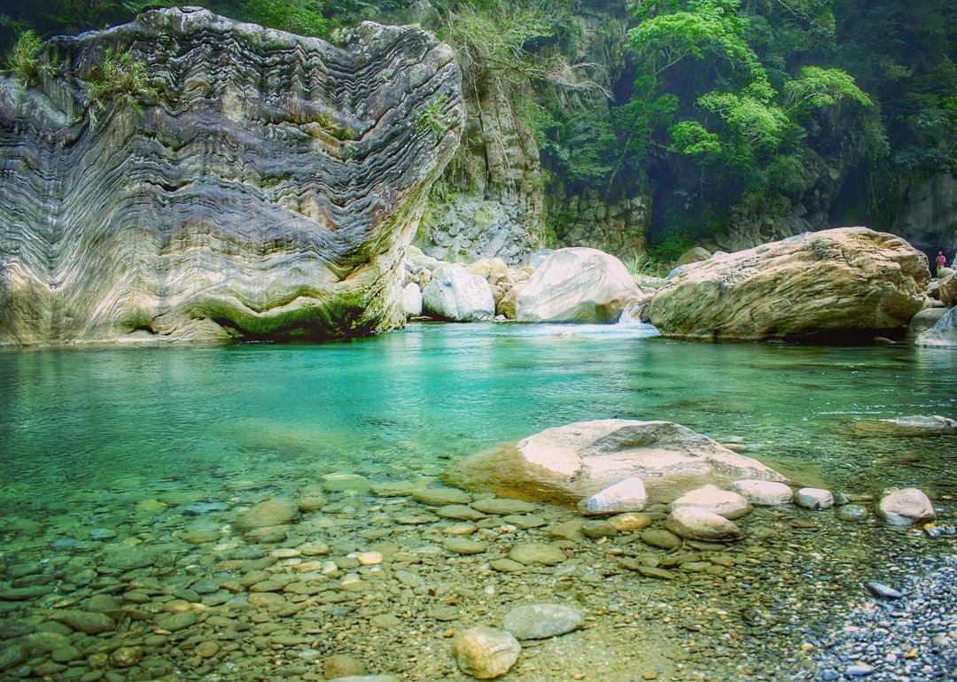 砂卡礑步道，溪流大部份水流湍急，請注意自身安全，勿在溪水裡從事游泳、溯溪等國家公園不允許之活動