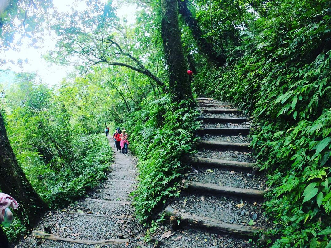 抹茶山｜宜蘭礁溪｜抹茶山登山路線：抹茶山攻頂行程建議路線，一般以五峰旗停車場為起點，大致分為前後段兩個部份：