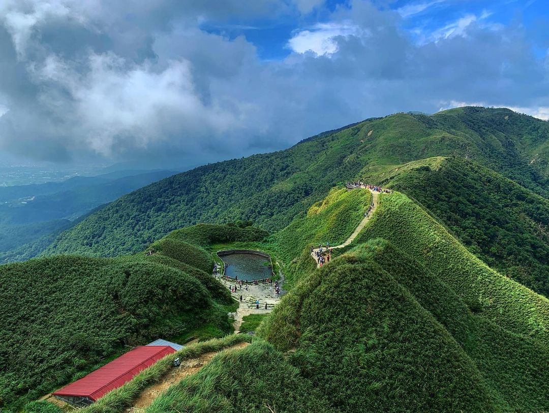 抹茶山｜聖母山莊｜抹茶山步道的終點是聖母山莊，由義大利的巴瑞修士，號召山友所搭設而成。除了傳遞聖母顯靈保佑登山客安全下山的傳說之外，也讓疲憊攻頂的山友們，擁有了一個可以充分休息，並且欣賞美景的地方。