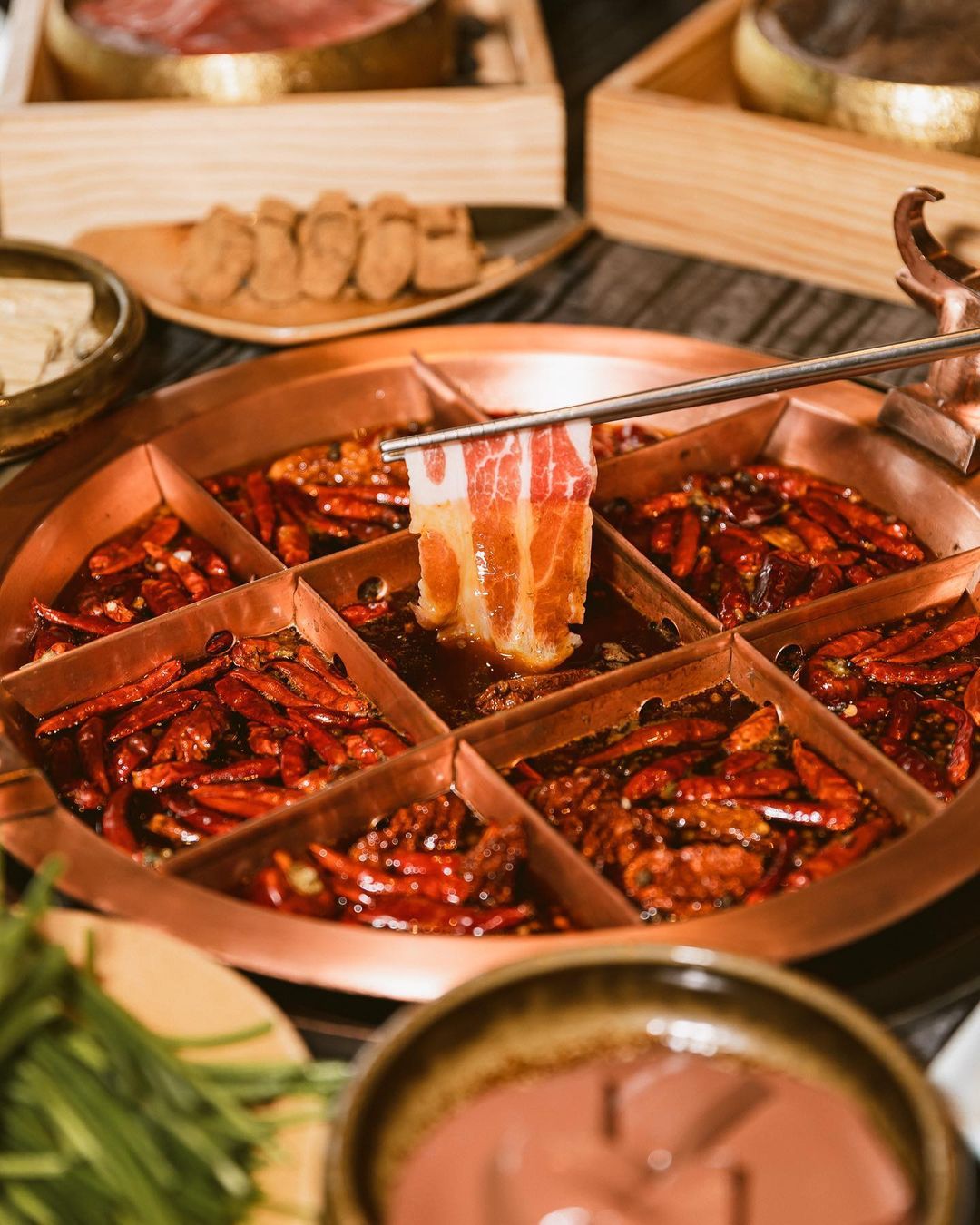 台北火鍋推薦，「麻辣45」主打重慶式口味麻辣鍋，湯頭用和牛油加上多種香辛料熬煮而成，最特別的是九宮格的鍋 酒宮格