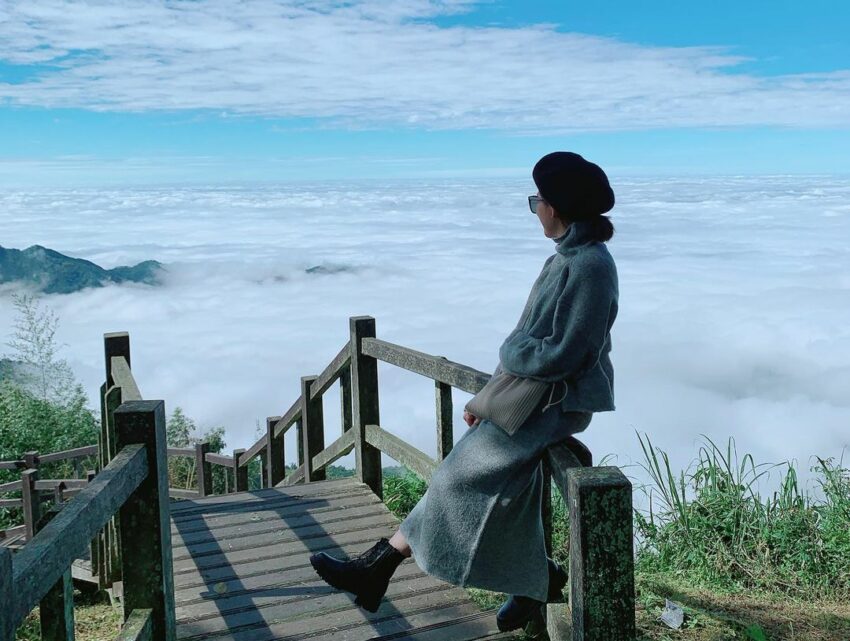 阿里山景點推薦, 隙頂雲海，二延平步道說到阿里山美景，除了日出以外最令人趨之若騖的就是那難以捉模的雲海了！這條躺在隙頂山與二延平山山間的【二延平步道】是一條木棧步道，同時也是一處欣賞雲海與廣闊茶園的絕佳位置。【二延平步道】總長約一公里的，從入口處的涼亭一路向下延伸，看不到盡頭的步道彷彿即將穿梭在雲霧中，天氣晴時搭配夕陽西下，橘色餘光暈染在雲霧裡，讓人像是身處空中之城，現場看有如電影裡的夢幻場景，好不真實！