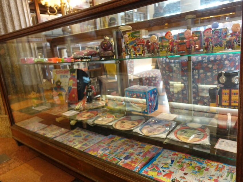 板橋435藝文特區 ｜「台灣玩具博物館」收藏了許多玩具，從打陀螺、踩高蹺到桌遊、模型應有盡有，總數可是超過上千件，其中有不少懷舊遊戲、公仔也讓人勾起許多童年的回憶