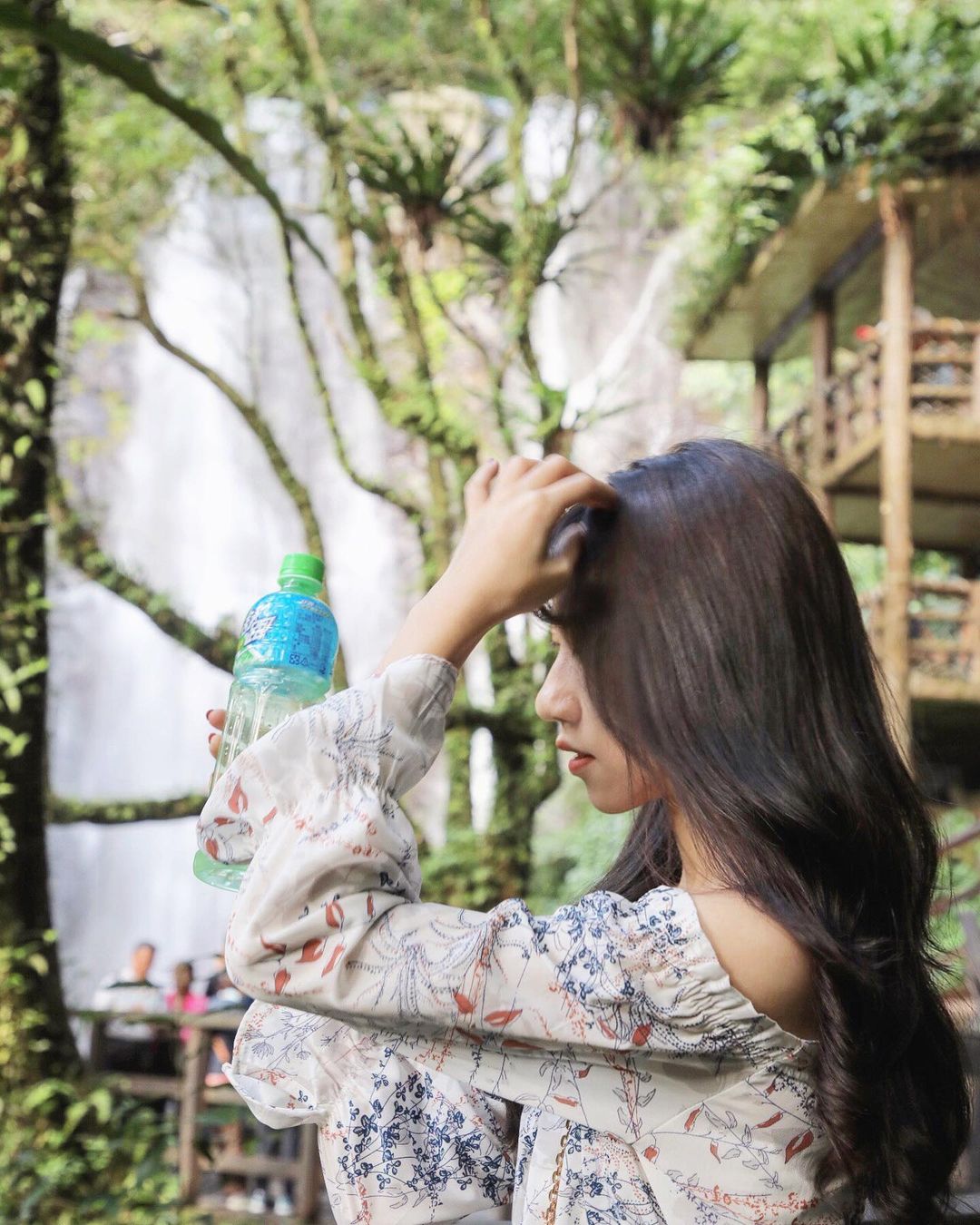 滿月圓森林遊樂區｜園區特色、步道資訊 滿月圓森遊區的名字，來自於它的山形狀圓圓的如同滿月。這裡的海拔介於300~1700公尺之間，地勢起伏很大，並有「蚋仔溪」貫穿其中，因此形成許多氣勢磅礡的瀑布群，也是滿月圓最為出名的景色之一。