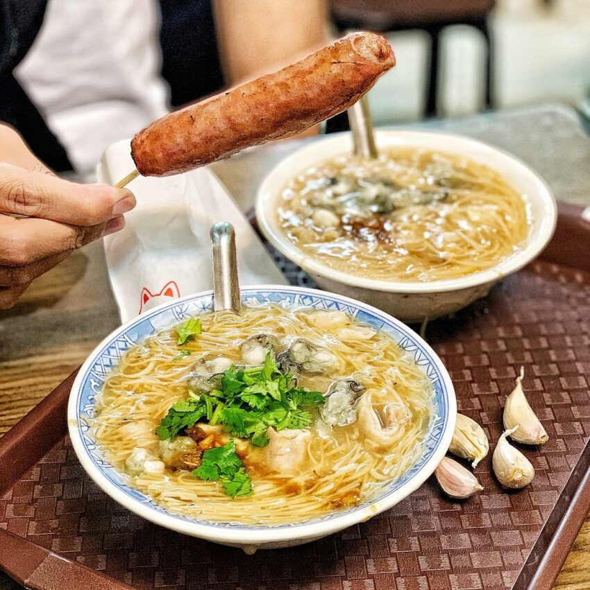 板橋美食餐廳｜其他板橋美食｜油庫口麵線｜板橋人在地必吃美食, 代表性小吃, 致理商圈在地知名老店, 內行人必點, 烤香腸+泡菜, 蚵仔麵線, 推薦板橋好吃的在地小吃