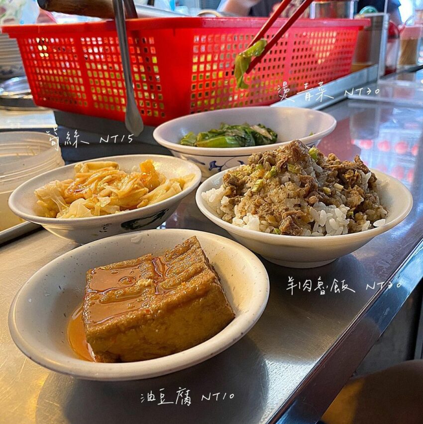 基隆廟口美食,基隆廟口.廟口美食,羊妹妹．羊肉魯飯（攤位27-1號）粒粒分明的飯上淋上以老滷汁熬煮羊肉碎片而成的肉燥，沒有一般滷肉飯的油膩，更多了細嫩的口感