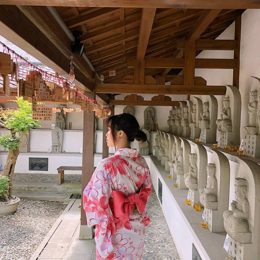 花蓮景點推薦｜花蓮一日遊｜花蓮吉安．吉安慶修院｜三級古蹟日式寺院「吉安慶修院」，穿上浴衣後在日式風格庭院讓你彷彿置身在日本。院內保留不動明王、百度石等珍貴文物，也能搖鈴許願祈福，除了能感受到日本寺院風情外，也別忘了享用慶修院的抹茶冰美食！