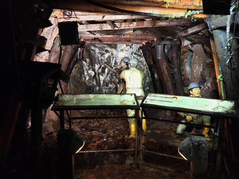 金瓜石本山五坑，礦工正忙著礦坑鑽孔作業
