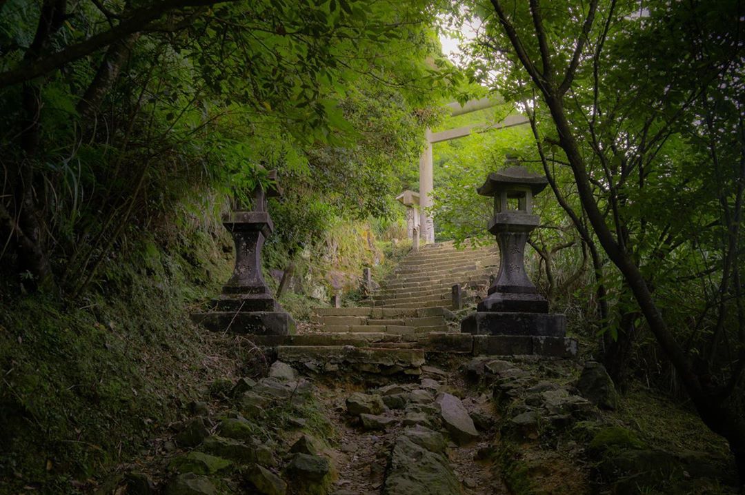 金瓜石神社 黃金神社 日治時代遺留下的古老神社 鳥居 石燈籠 殿柱 滄桑美景 好好玩台灣21 金瓜石神社 黃金神社 日治時代遺留下的古老神社 鳥居 石燈籠 殿柱 滄桑美景 好好玩台灣21