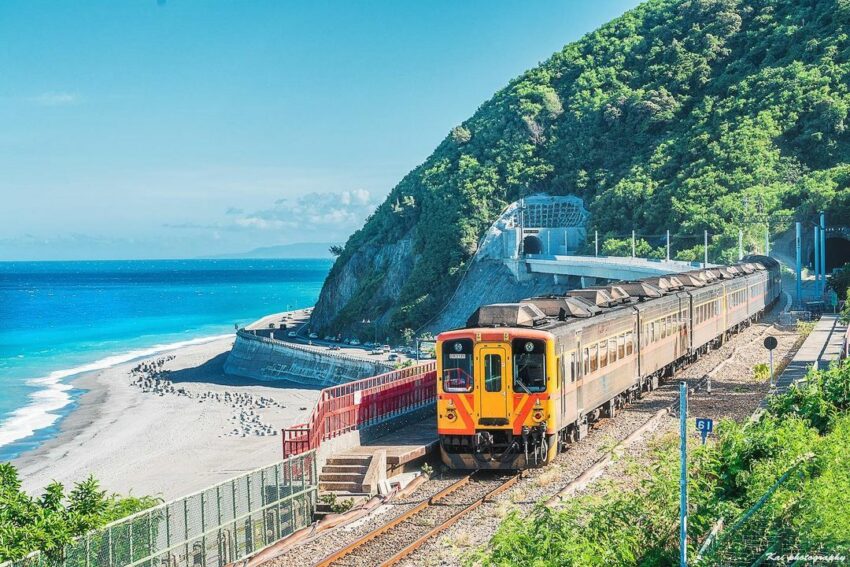 金崙溫泉，多良車站有著「全台最美車站」之稱，找對時間走上多良車站的屋頂的話，可以看到火車從隧道駛出的瞬間