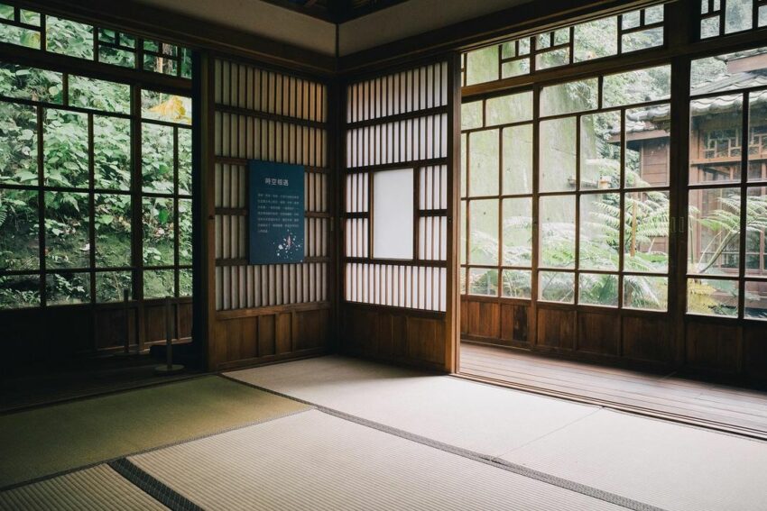 基隆景點推薦｜要塞司令官邸，建於日本昭和六年。百年的日式木屋，夜晚點燈後更絕美。平日採團體預約導覽，週末則是開放免費自由參觀。