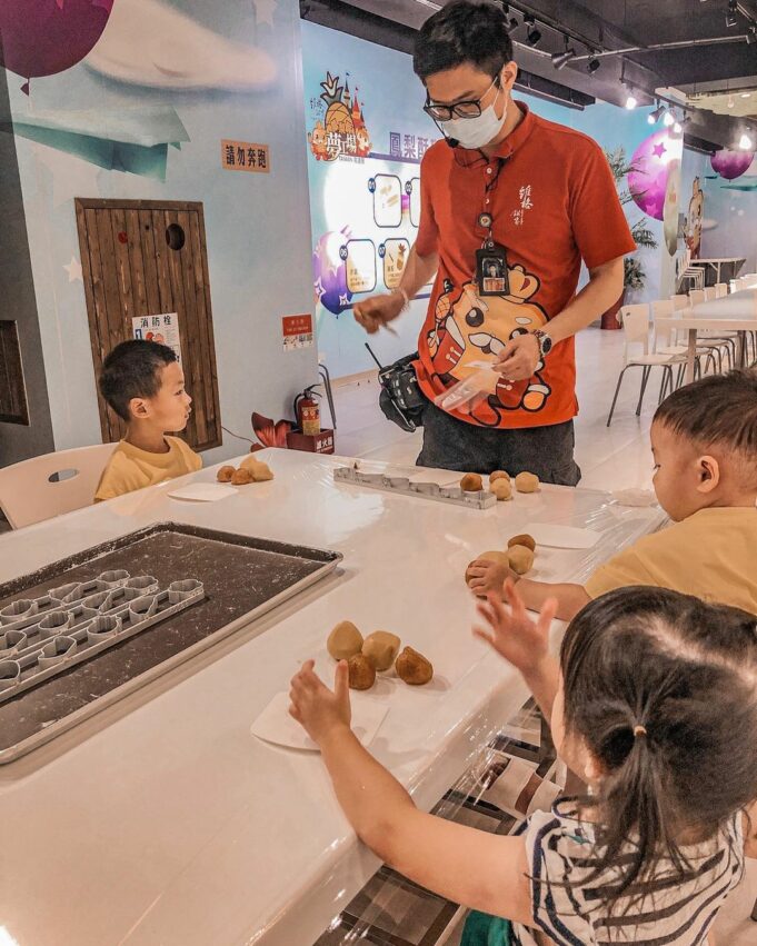 高雄室內景點 維格餅家黃金菠蘿城堡