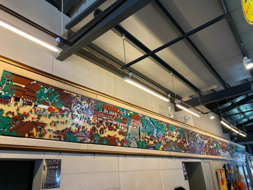 全球最長的積木名畫「清明上河圖」,這幅畫全長共有14公尺,使用了60000塊以上的積木來還原畫中的北宋京城熱鬧的場景,總共耗時兩年才完成! 清明上河圖