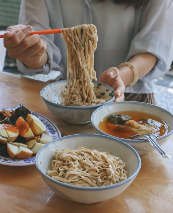 蘭陽博物館｜想吃美食又想拍美照的話，「 蘭陽博物館 」是個不錯的選擇喔！不僅晴天雨天都相當適合參觀， 周邊美食 和 附近景點 更是一級棒～不但適合和姊妹淘、情侶一起來拍照打卡，也相當適合親子同遊！