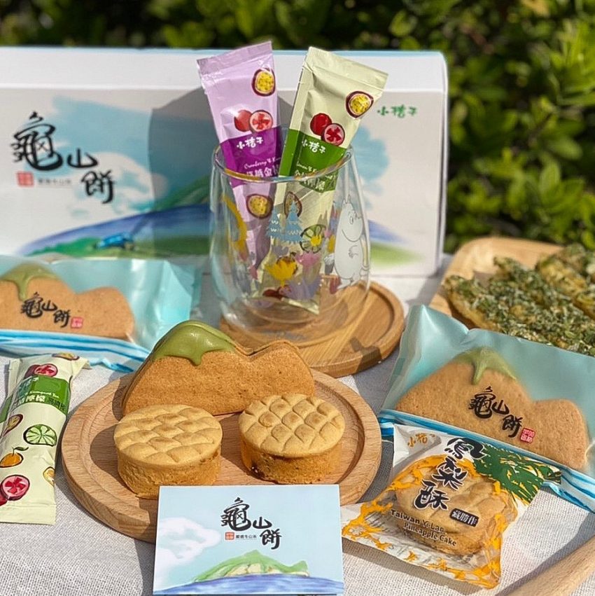 宜蘭名產｜擁有夢幻玻璃屋的龜山島，不僅是宜蘭最新約會景點，店內推出造型超可愛的「龜山餅」，更是冬山必買伴手禮之一！選用放牧土雞蛋製成的手工餅乾，配上嚴選在地茶葉製成的濃郁內餡，除了美味外型更是吸睛，讓人一眼就認出是宜蘭名產！