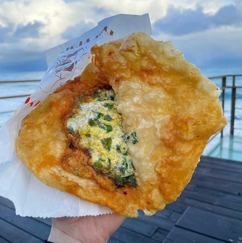 蘭陽博物館｜想吃美食又想拍美照的話，「 蘭陽博物館 」是個不錯的選擇喔！不僅晴天雨天都相當適合參觀， 周邊美食 和 附近景點 更是一級棒～不但適合和姊妹淘、情侶一起來拍照打卡，也相當適合親子同遊！