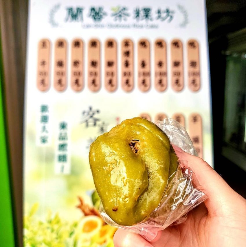 宜蘭名產｜說到伴手禮，在地人一致大推開了近30年的「蘭馨茶粿」！現點現做的茶粿有芋頭、紅豆、花豆、菜脯米四種口味，粿皮每天新鮮現做，每一口都吃得到綠茶清香，不僅價錢親民，用料也相當豐富扎實，每個茶粿都將近一個拳頭大！除了茶粿之外還有各種茶燻滷味可以選擇，作為小點心或是伴手禮都相當適合！