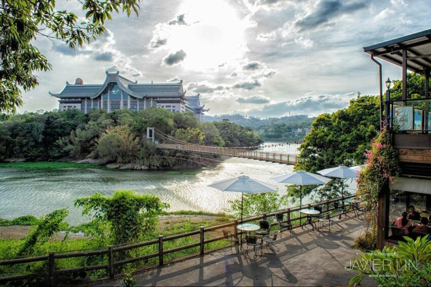 峨眉湖吊橋 峨眉湖吊橋,油桐花,油桐花季,全台油桐花,油桐花景點,北部油桐花,中部油桐花,苗栗油桐花,南部油桐花,東部油桐花,台北油桐花,桃園油桐花,新竹油桐花,南投油桐花,嘉義油桐花,台中油桐花,彰化油桐花,雲林油桐花,台南油桐花,台東油桐花,花蓮油桐花,宜蘭油桐花