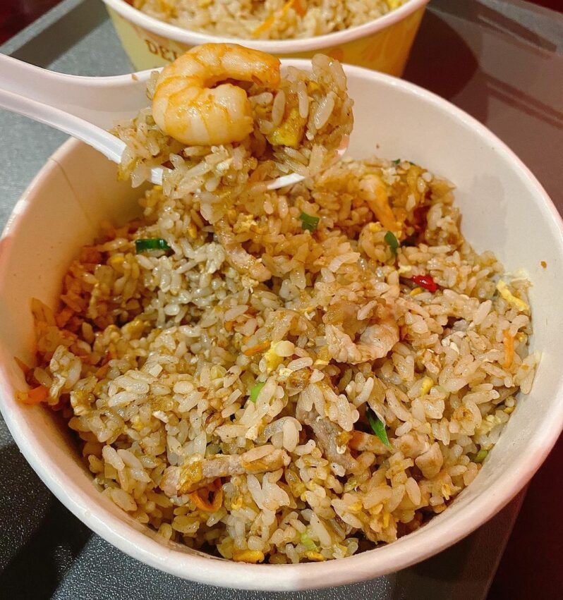 剝皮寮歷史街區 | 萬華美食 | 店裡的炒飯皆使用中式鍋大火翻炒，每一份炒飯不但粒粒分明，且都帶著鑊香