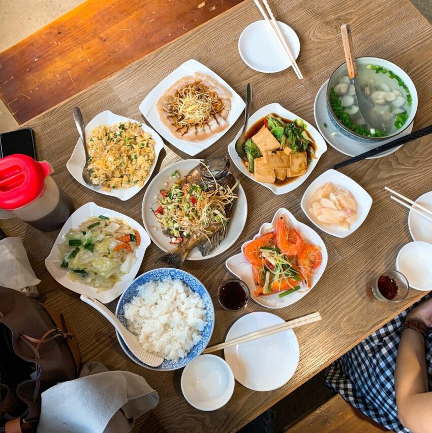 這間北門家常菜是很多在地人招待朋友用餐的好地方,雖然不在恆春市區,但每到營業時間總是大排長龍,就可見到他的人氣了。北門的菜色是一般的家常菜,每一道菜好吃又下飯,不知不覺多吃了好幾碗飯,有機會可以來北門家常菜大快朵頤一番。 墾丁美食 北門家常菜