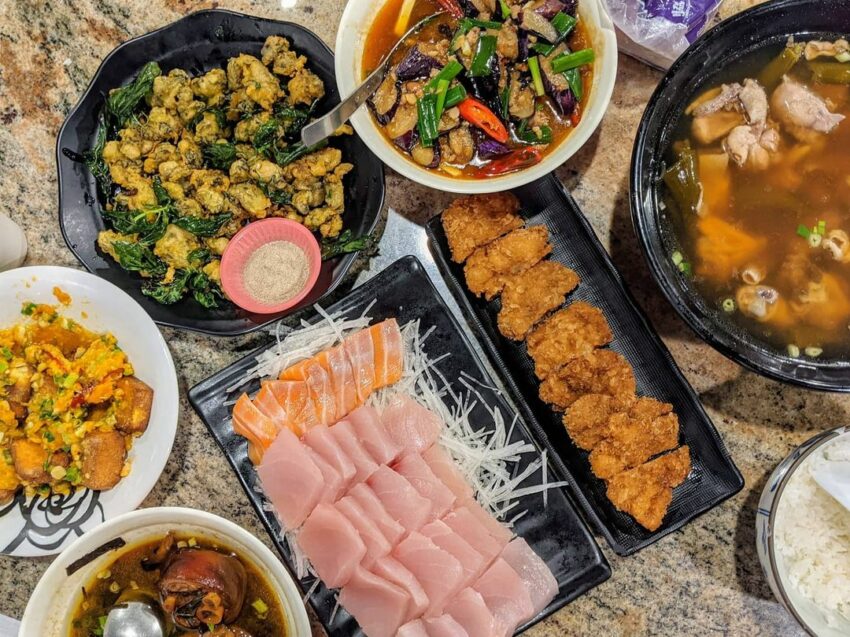 山下人家的菜色有很多的家常料理,就像是回到老家,讓人感受滿滿人情味,而且每項餐點份量多又不貴,CP值超高很推薦來吃! 墾丁美食 山下人家