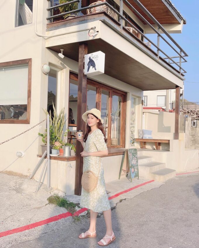 海龜咖啡有甜點跟飲料,一走進店裡就有濃濃的咖啡香,店內的人氣招牌肉桂捲淋上奶油起士醬吃起來很順口,海龜咖啡的位置不多也不限時,想要入座也需要一點運氣,也可以超chill的帶著餐點到戶外看看海景享受。 海龜咖啡