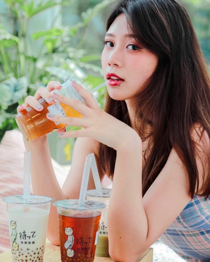 從台南到屏東駐點的等咧粉圓,兩層的白色貨櫃屋建築在路旁很顯眼,使用天然原料、手炒黑糖、Q彈的古早味粉圓都能喝出店家的用心。貨櫃屋的二樓一隅是店家擺設的網美區,只要點一杯飲料就可以上樓耍廢拍拍美照,來到墾丁別忘了來一杯! 墾丁美食 等咧粉圓